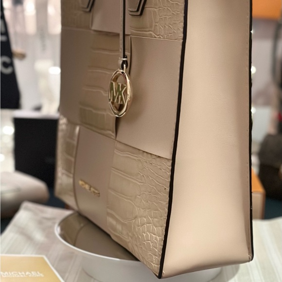 Authentic Michael Michael Kors Mercer MD NS Shopper, in Buff NWT - Picture 3 of 15